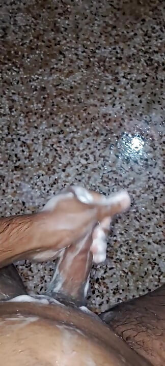 Een Jonge Hindoeïstische Jongen Uit India Neukt Zijn Dikke Lul Hard Met Zijn Handen Terwijl Hij in Bad Valt.