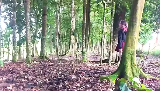 БЛЕДНОКОЖАЯ ДЕВУШКА МАСТУРБИРУЕТ В ЛЕСУ И ПОКАЗЫВАЕТ ЕЕ ЗАДНИЦУ