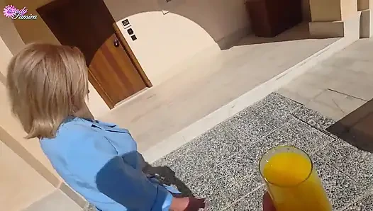 Evli adam kahvaltıda baştan çıkarılmış ve sevişmiş