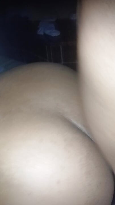 Als ze getrouwd eet uit Pará, deel 2 kreunt ze en komt klaar op de pik van haar minnaar die het poesje van de brunette hard raakt.