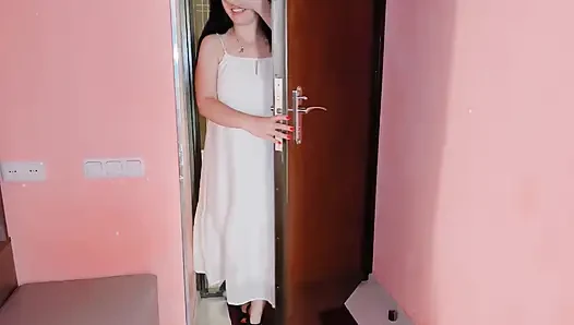 Suami ngasih kejutan seks anal sama istrinya di rumah baru
