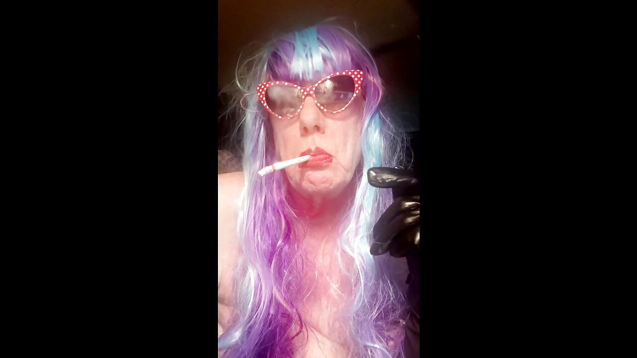 MADURA CD TS A FUMAR VS120s NA CASA DE BANHO