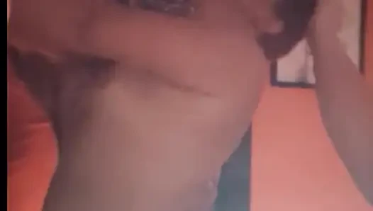 Meine freundin ist zu Besuch, und wir schleichen uns ab, um einen Quickie zu haben.