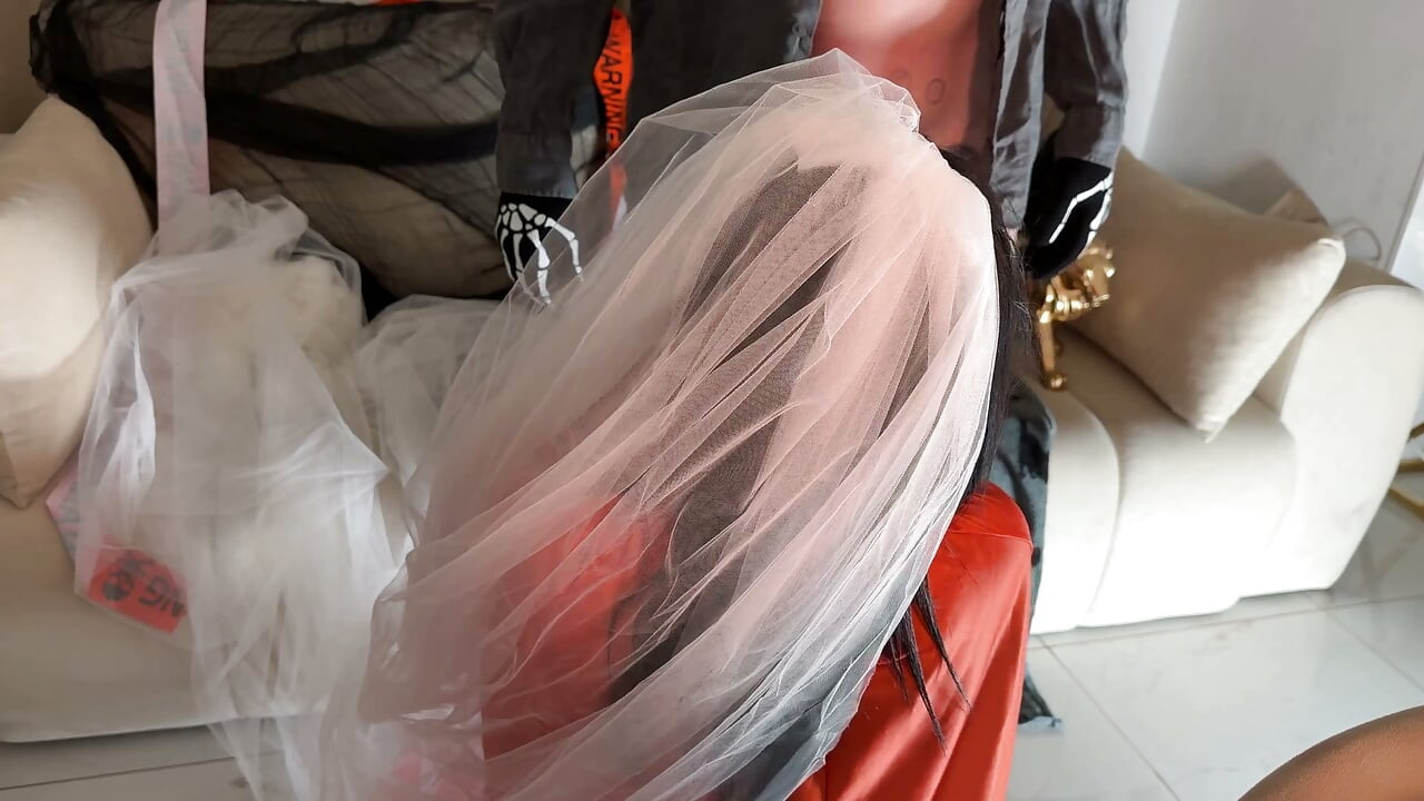 Η πιο καυτή αδύνατη σκύλα διασκεδάζει με έναν ερασιτέχνη τύπο τη νύχτα του Halloween για να τον φέρει στα όρια και να τον αφήνει φρουστραρισμένο με τατουάζ και σφραγίδες