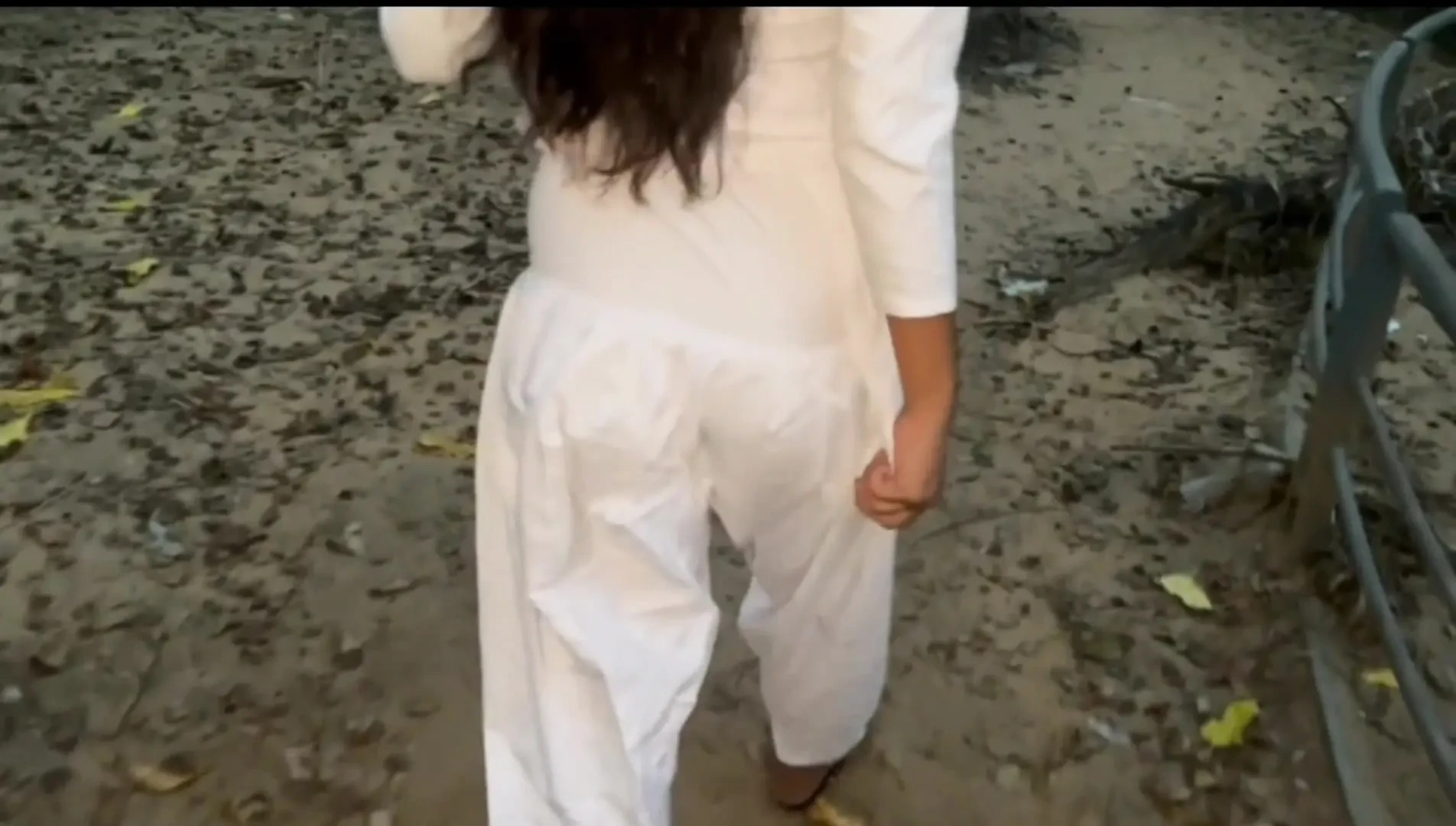 נערת דסי חמה מהכפר ההודי נדפקת ביער MMS ויראלי 18+