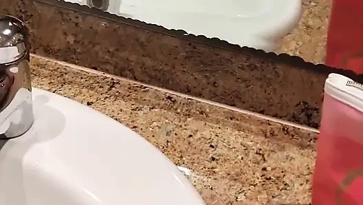 Otel odasında genç üvey kız kardeşimi izle. Beni yakaladılar ve duşta bana elle muamele çektiler