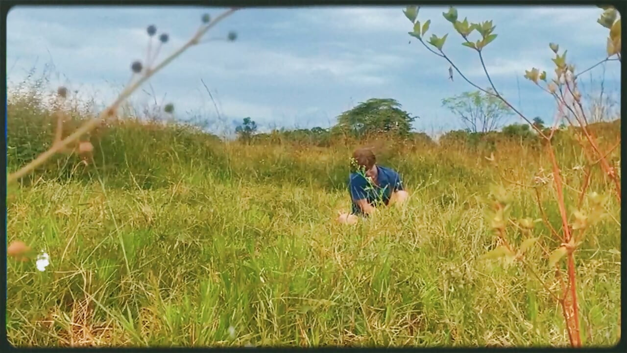 フェムボーイはトレーニング中に事故に遭い、ストレートのトレーナーを誘惑してケツを食べた