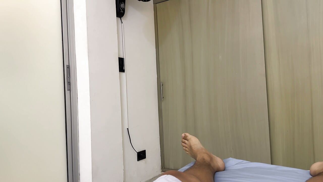계부의 전 남자친구가 도착했을 때 저는 집에 혼자 있었고, 그가 일하는 틈을 타 그녀와 무자비하게 관계를 가졌습니다