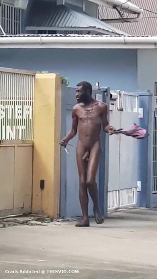 Desnudo en la calle