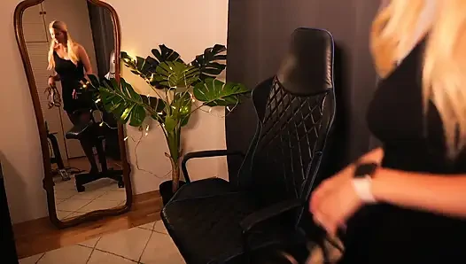 Sie versohlt ihr den Hintern