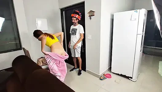 Одна девушка, носить только полотенце в ванной, получает курьера!