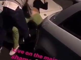 Britisches Mädchen gefingert auf Auto