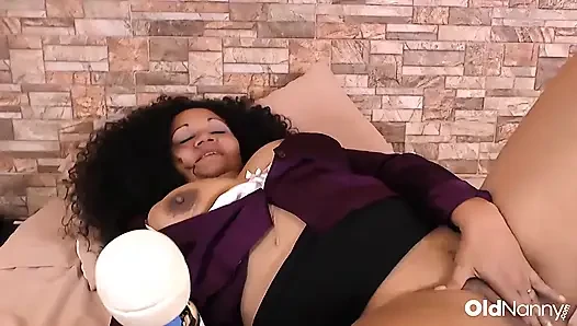 OldNanny - kurvige ebenholz-MILf neckt in lila hemd und spielt mit sich selbst auf dem bett