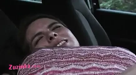 Zuzinka在车里自慰直到高潮
