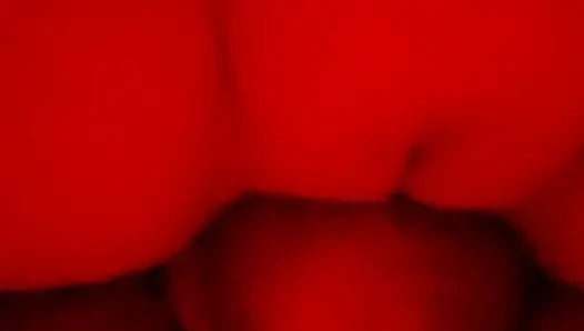 Горячая замужняя рыжая с сексуальными ступнями принимает огромный большой белый член сзади.