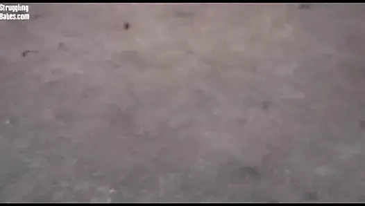 Mädchen am stuhl gefesselt mit ball geknebelt, tittenfick