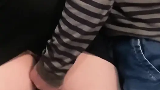 Geile perverse fingert mädchen unter dem kleid