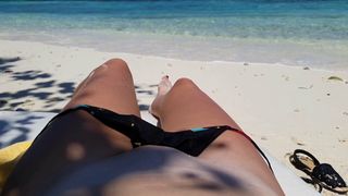 POV - hete magere tiener die op het strand masturbeert