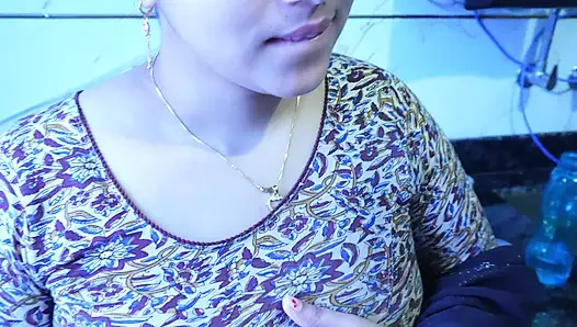 pati ne aaj patni ko choda kichan me bartan saf karte uhe