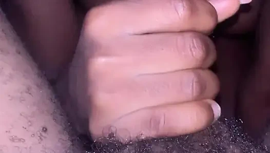 Сексуальное тело в любительской камере, стройная чернокожая тинка делает минет африканскому большому черному члену