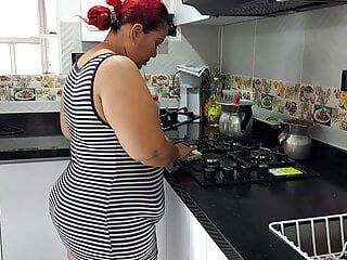 Meine Stiefmutter zum Ficken in der Küche verführen
