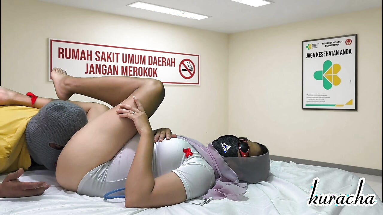 Het knubbig sjuksköterska kom till en läkare för att knulla honom.