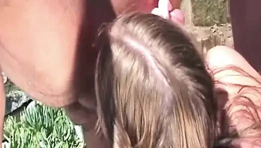 Sarışın orta yaşlı seksi kadın sert domalmadan önce açık havada büyük yarağı yalıyor
