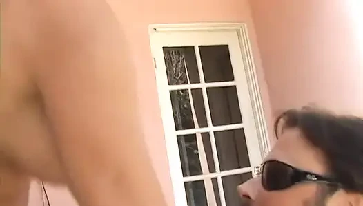 Arzu edilen sarışın kadın ebeveyn tahta masada beyaz yarakla parçalıyor