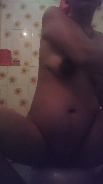 Sexy milf indiana si sditalina e piscia