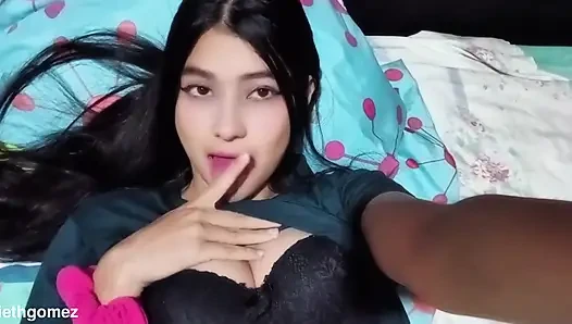 Sial, enak banget mainan seks ini, nyepong kontolku