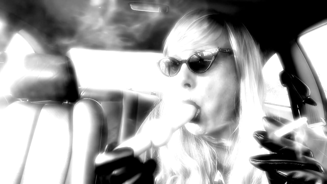 אמא אוהבת לעשן דילדו גדול בזמן שהיא מעשנת