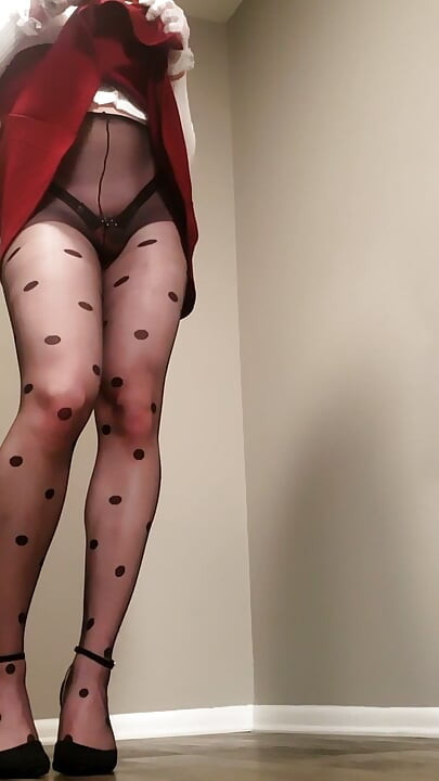 Travesti adorável mostrando sua roupa fofa antes do encontro