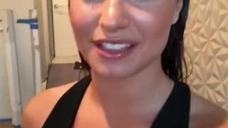 Demi Lovato декольте