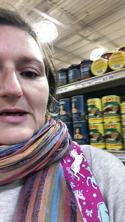 सुपरमार्केट में मेरे स्तन चमकाना आपको यह दिखाने के लिए कि यह कितना ठंडा था!