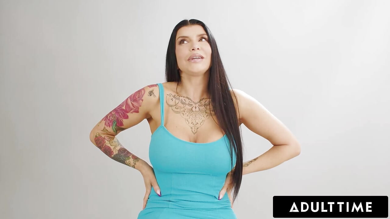 Adult Time - cómo el orgasmo de las mujeres con la voluptuosa milf Romi Rain