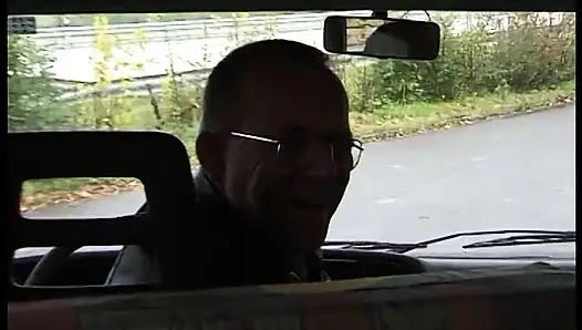 Блондинку-крошку вспахали в машине в тройничке