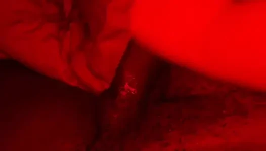 Сводная сестра играет с моим большим черным членом, пока мы одни дома, и я кончаю на ее сиськи