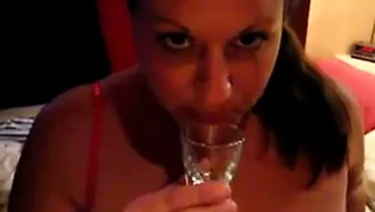 Mon ex-copine BBW excitée avale le sperme d&#39;un verre à pompe