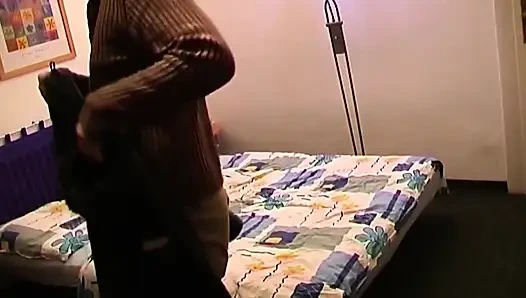 Azgın orta yaşlı seksi kadın buharlı yatak odasında kalın yarağa biniyor