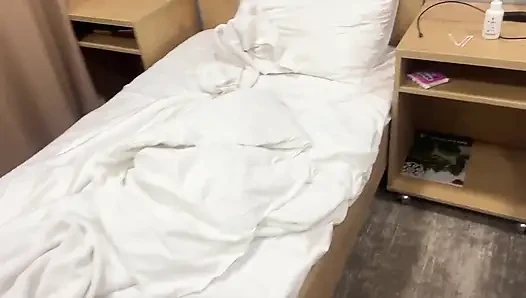 Pembantu arab menggoda pelanggannya di kamar hotel