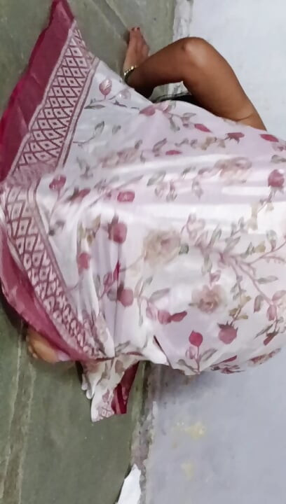 The beautiful step-sister took off her saree alone in the room and the stepbrother secretly saw the sister undressing