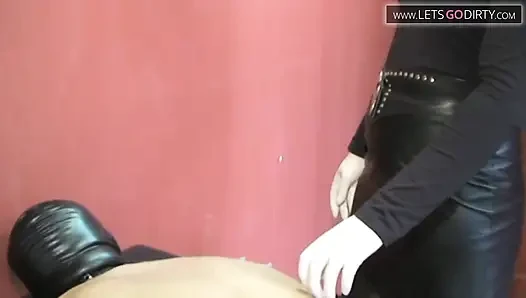Cowok sange ini lagi asik muasin pantatnya pakai vibrator sambil dientot dari belakang