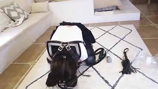 Cewek dengan baju jk ini ditahan dan dicambuk dengan gaun seksi