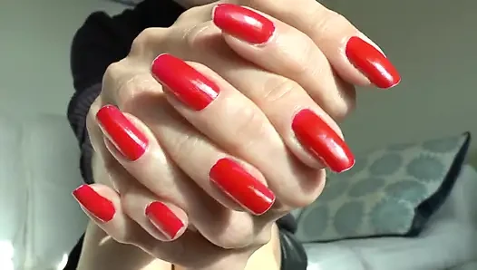 Sklavin markiert mit Stift, schöne rote Fingernägel, lady victoria Valente