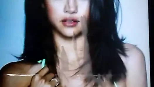 selena gomez'e saygı duruşu