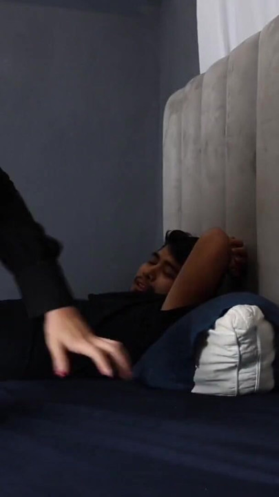 LA ESPOSA DESCUBRE QUE SU MARIDO LE ES INFIEL, POR LO QUE SE VENGA FOLLANDO A SU MEJOR AMIGO | Clip 1