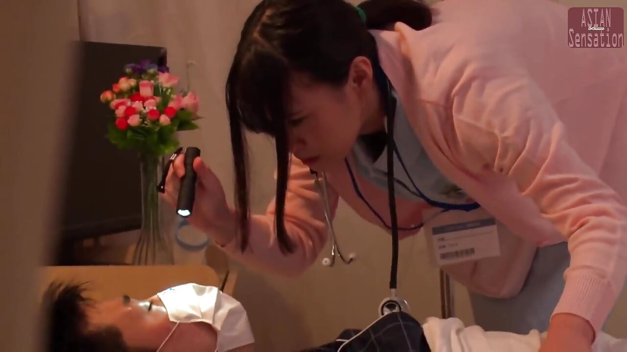 잊을 수 없는 만남으로 이어진 어색한 순간을 부드럽게 도와주는 친절한 간호사 - 2부