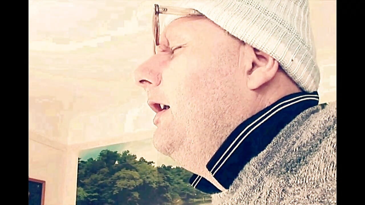 Двойка старци се чука с нея, докато получава сперма върху пичката