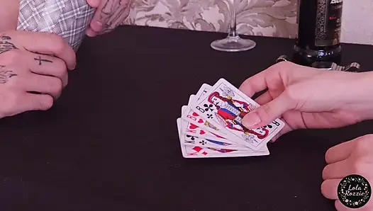 Kartlar, para, bir yarak. Kız kart oyununda soyunması için adama kaybetti ve sikildi