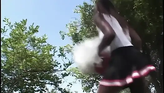 Черный на улице трах для красивой круглой задницы